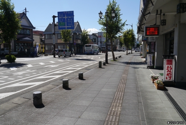 為什麼日本都市到鄉村都有寬敞暢通的人行道?