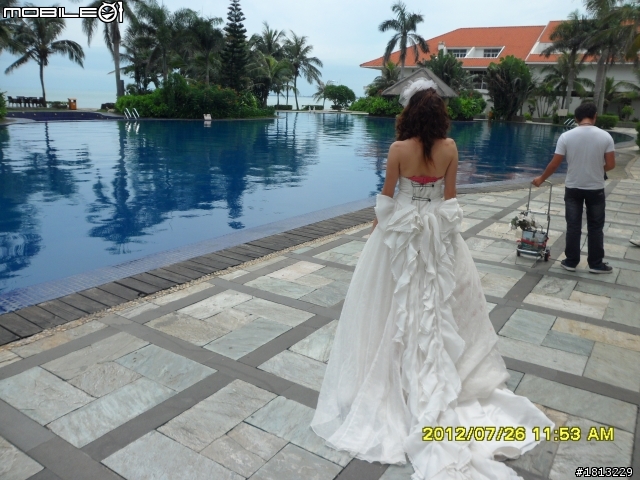 可以拿自已的相機給婚紗公司拍照嗎?看他拿300D實在不忍......