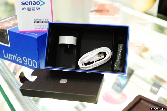 lumia 900開箱 我的第一支智慧型手機  (店員說:現在很少人買NOKIA...為什麼要考慮這一支?)