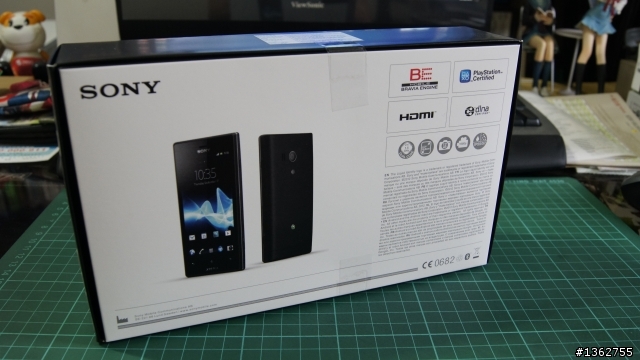 超適合颱風天開箱的手機     預購已收到 Sony Xperia acro S (黑色)  超粗糙開箱文