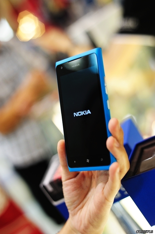 lumia 900開箱 我的第一支智慧型手機  (店員說:現在很少人買NOKIA...為什麼要考慮這一支?)