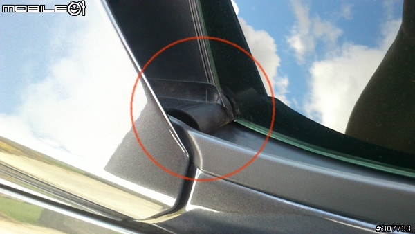Mondeo 擋風玻璃前緣兩側的橡皮問題