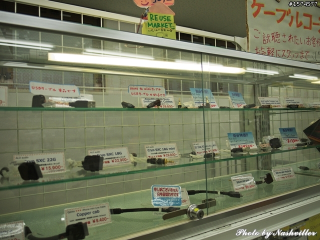 二手耳機店 - eイヤホン，大阪日本橋本店 (很多照片)
