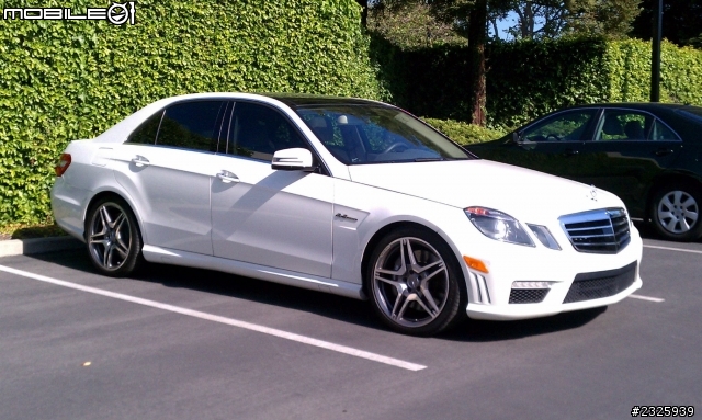 公司停車場裡的特別車款