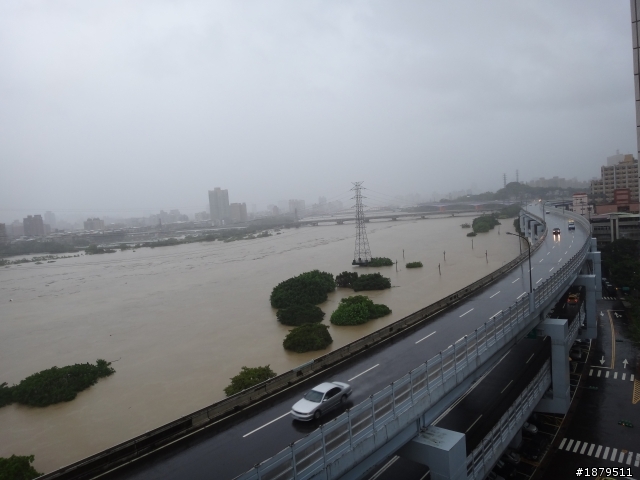 河濱自行車道全淹沒了