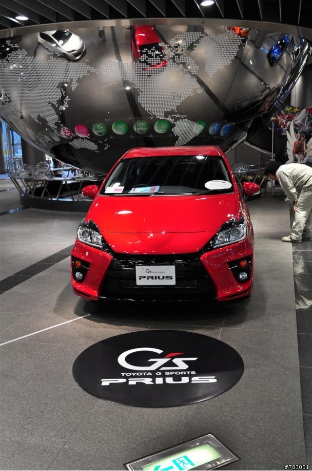 台灣豐田(其他車廠也是...)!!!看看人家真正的特式版... -_-