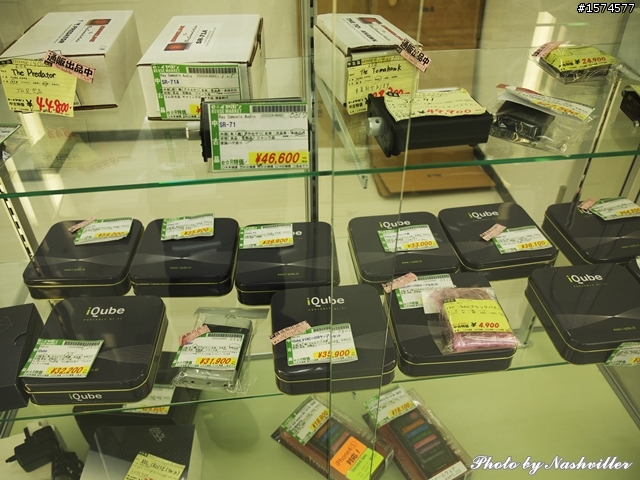 二手耳機店 - eイヤホン，大阪日本橋本店 (很多照片)