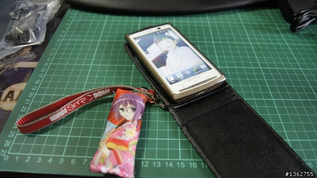 超適合颱風天開箱的手機     預購已收到 Sony Xperia acro S (黑色)  超粗糙開箱文