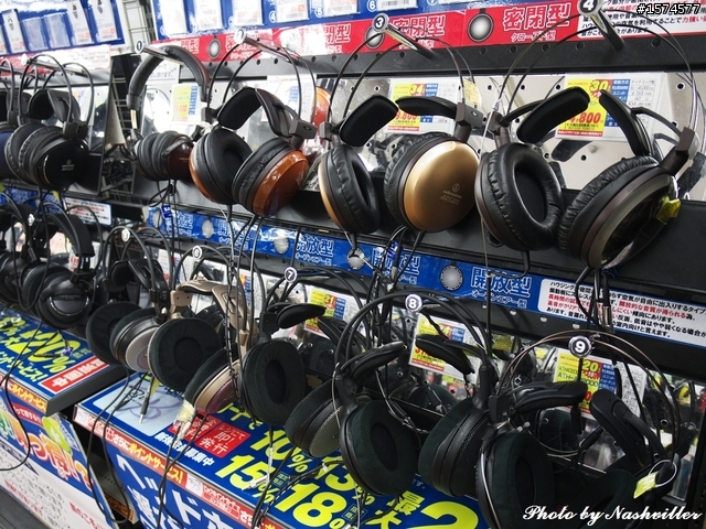 [純分享] 大阪難波 Bic Camera，試聽機摸到爽...