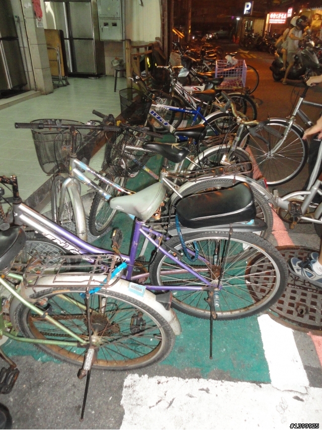 方便當隨便-騎單車代步的學生,都不太遵守道路規則跟尊重他人行的權利
