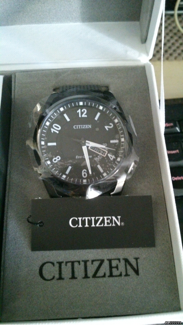 [分享] 新款CITIZEN Eco-Drive 星辰 光動能 AW0015-08E IP黑水晶玻璃皮帶腕錶 純圖開箱