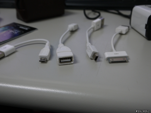 號稱世界最小的行動電源~買來拆個箱