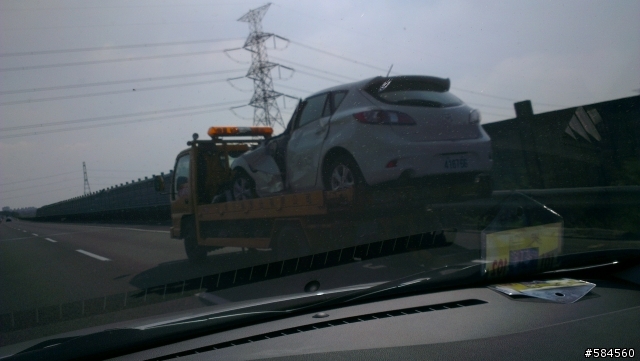 小改新馬三車頭全毀....
