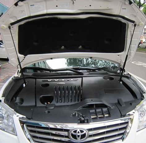 請問這台 CAMRY 的引擎室