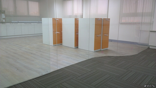 簡約裝潢的小小公司