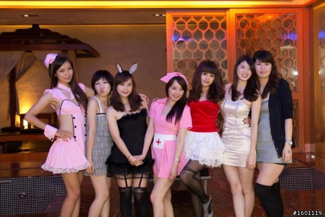 訂婚前與姐妹party