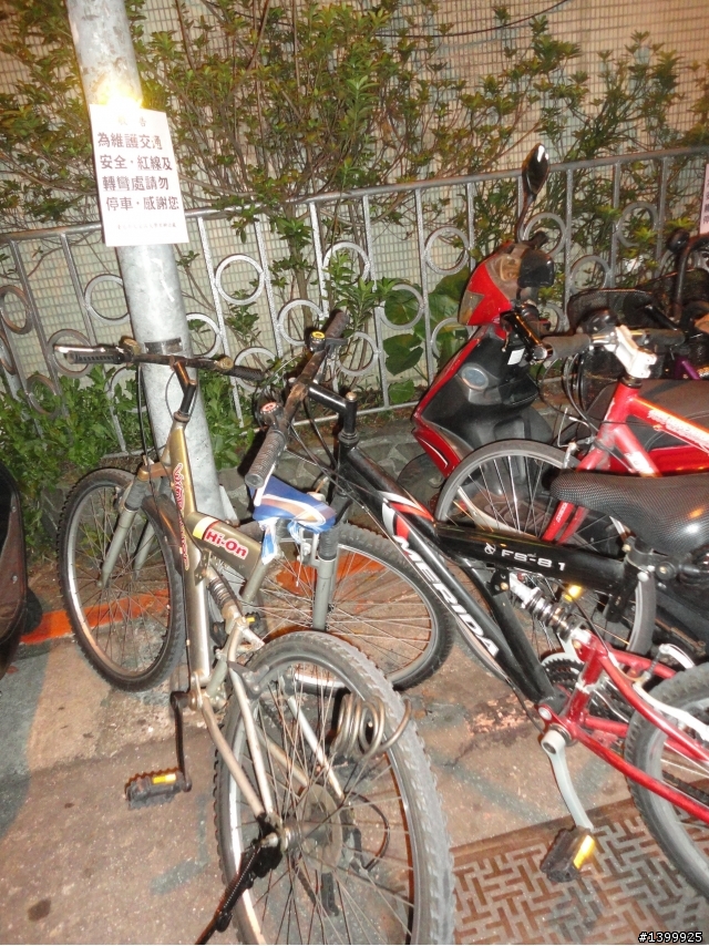方便當隨便-騎單車代步的學生,都不太遵守道路規則跟尊重他人行的權利