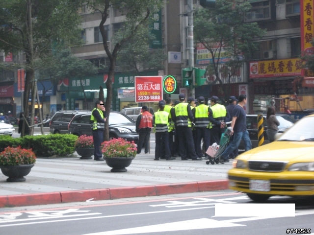 我就是要闖紅燈啦 警察你不爽嗎 有種來追我呀