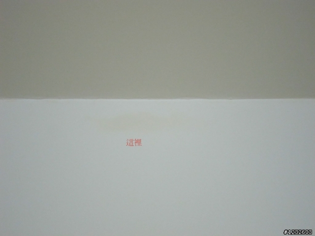 求助-新擦油漆的牆壁, 隔兩三個月牆壁上面有部分變黃, 這有可能是漏水嗎?