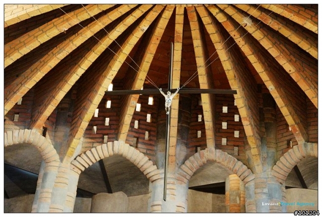 巴塞隆納:高第經典建築之旅-奎爾紡織村及教堂。