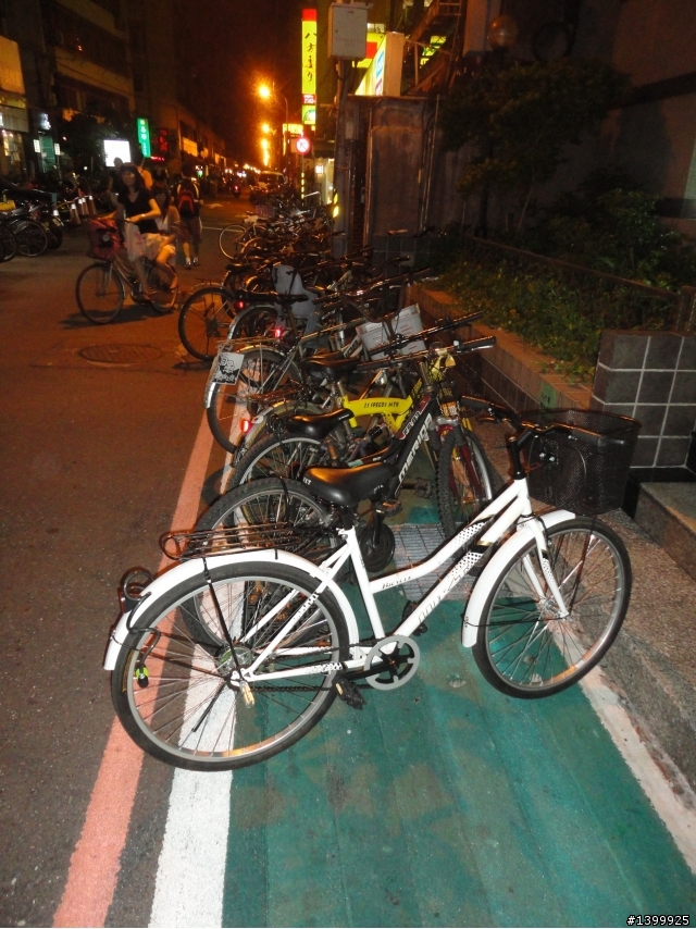 方便當隨便-騎單車代步的學生,都不太遵守道路規則跟尊重他人行的權利