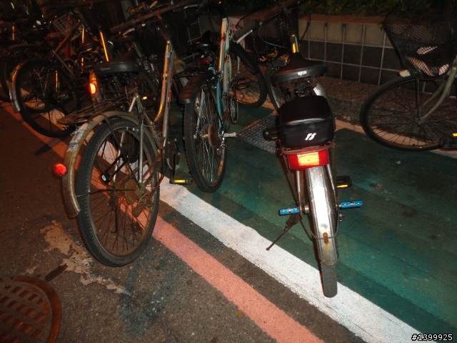 方便當隨便-騎單車代步的學生,都不太遵守道路規則跟尊重他人行的權利