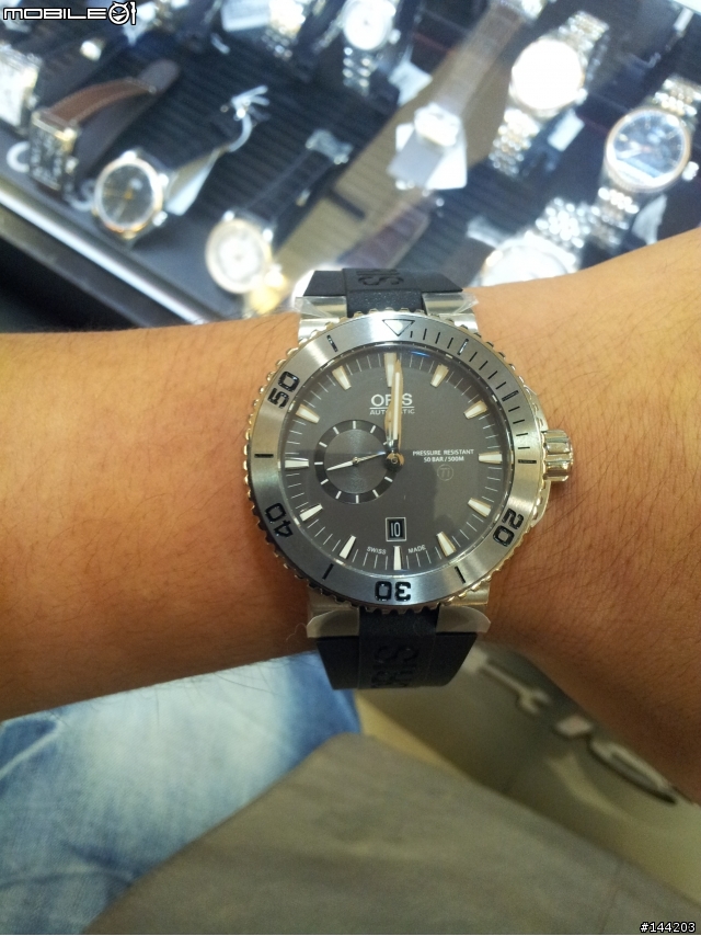 [開箱]2012.09.17 Oris Aquis【鈦】專業500米小秒針潛水機械腕錶-黑/46mm