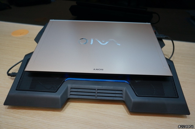 [開箱] 金色燦爛 ─ 橫跨太平洋的藝術極致 VAIO Z13 (美版)
