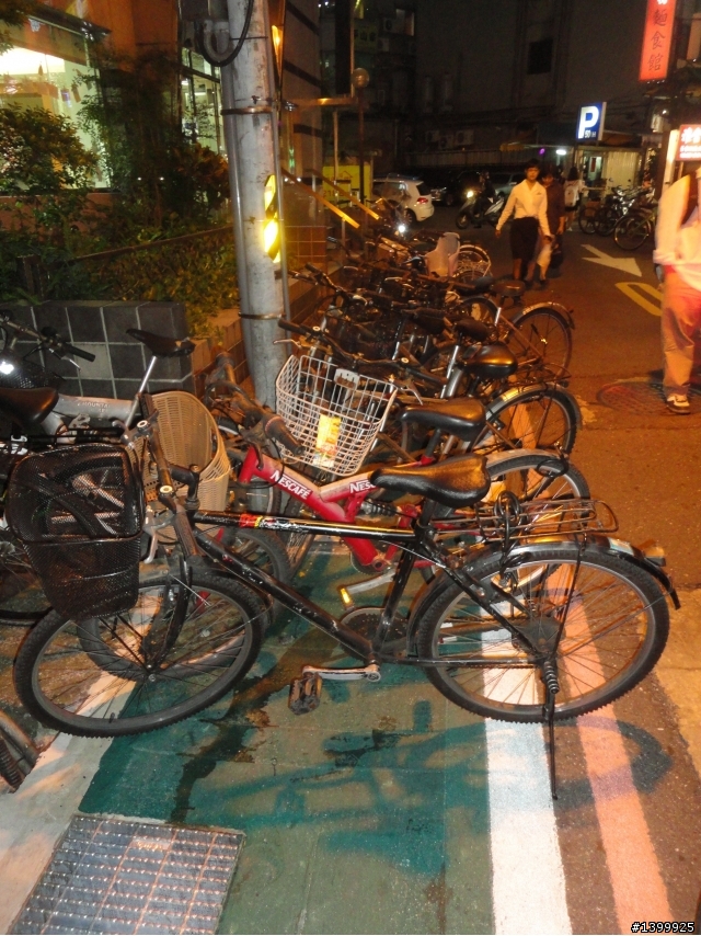 方便當隨便-騎單車代步的學生,都不太遵守道路規則跟尊重他人行的權利