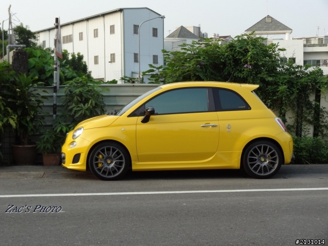 稀有！！！ 695 Abarth Tributo Ferrari