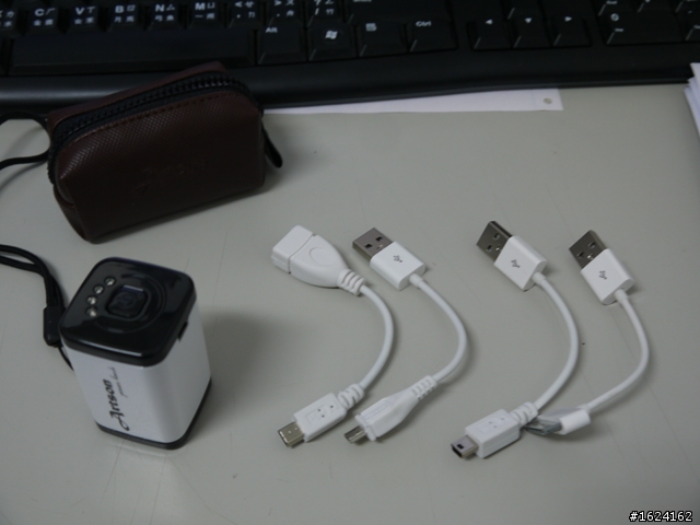 號稱世界最小的行動電源~買來拆個箱