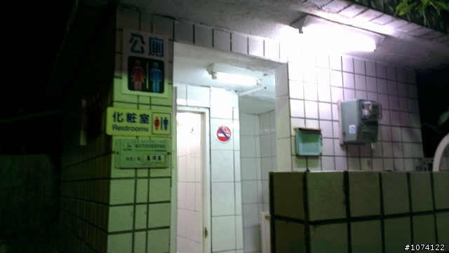 在景點區的公廁，真是髒到爆~~(點閱照片前請參酌，以免造成不適!)