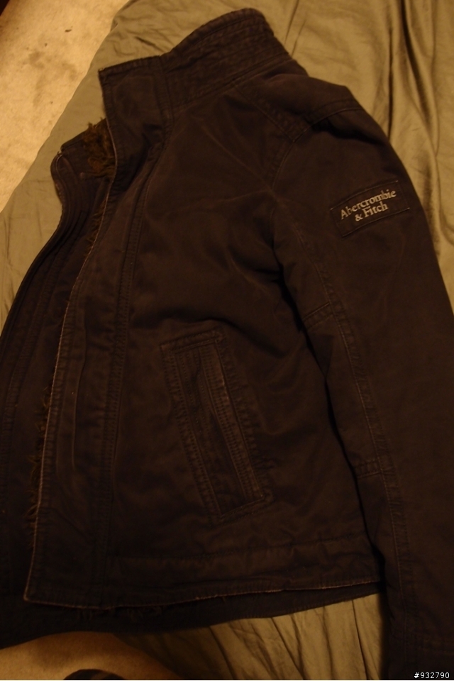 可以幫我看這件Abercrombie & Fitch 外套是不是正品