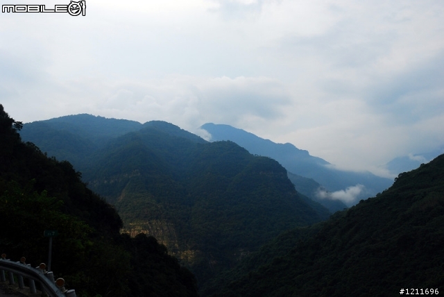 颱風後的巴陵山路