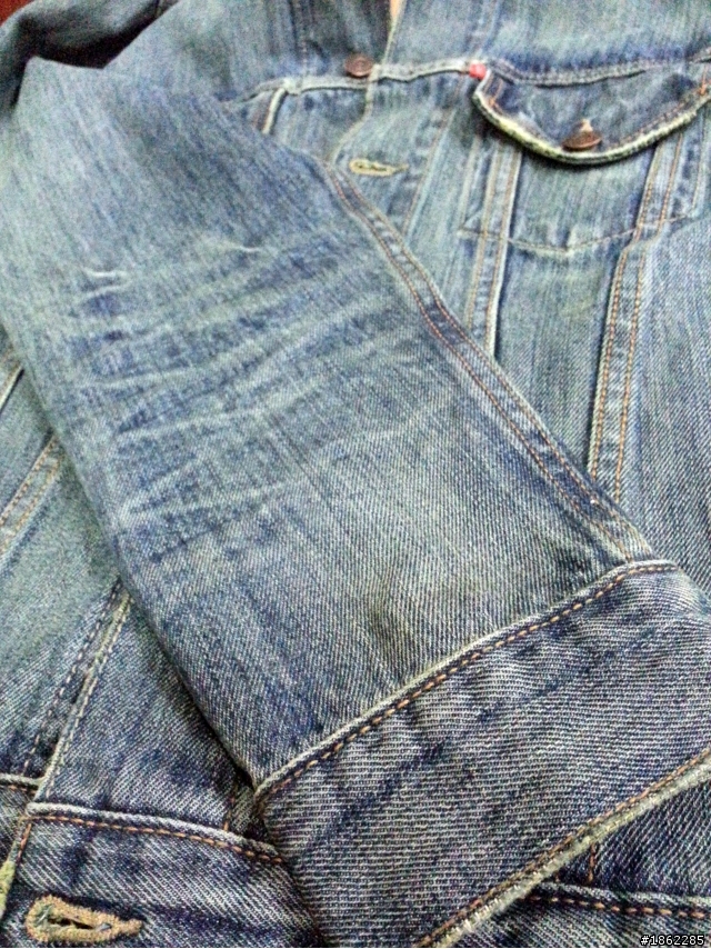 【開箱.實穿】LEVIS 刷白牛仔外套 .