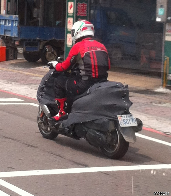 YAMAHA偽裝車...速度不錯
