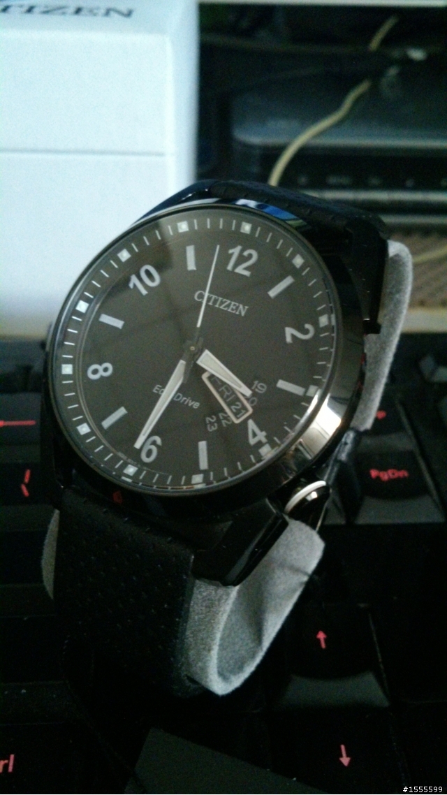 [分享] 新款CITIZEN Eco-Drive 星辰 光動能 AW0015-08E IP黑水晶玻璃皮帶腕錶 純圖開箱