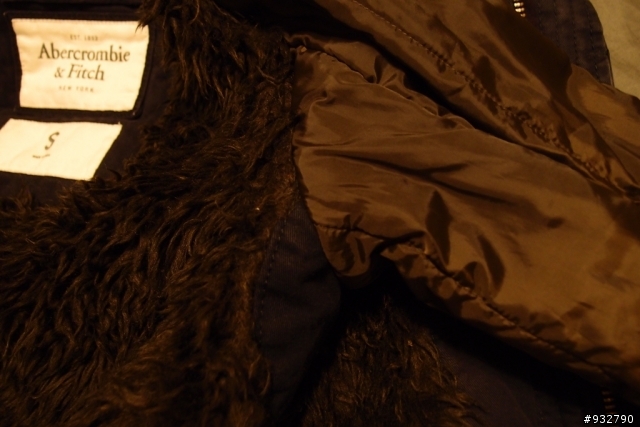 可以幫我看這件Abercrombie & Fitch 外套是不是正品