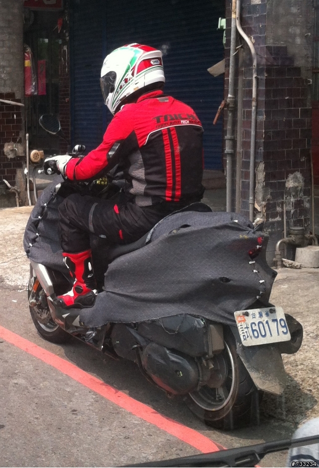 YAMAHA偽裝車...速度不錯