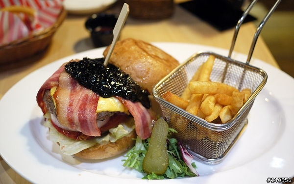食記「費尼漢堡餐廳瑞光門市」，滿嘴醬汁...