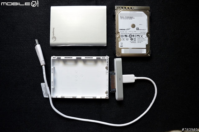 拆卸後的 Seagate Backup Plus 1TB 2.5 吋行動硬碟