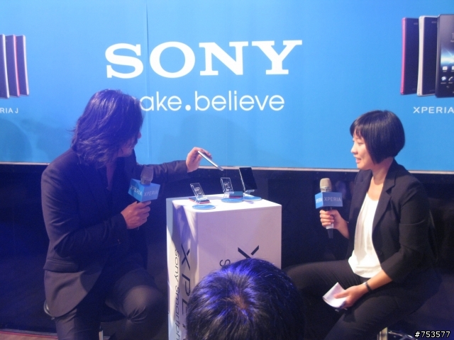 ※9/21更新Sony新機發表會體驗心得內文，含日本設計總監QA座談內容。（包括回應V前鏡頭30萬畫素問題）