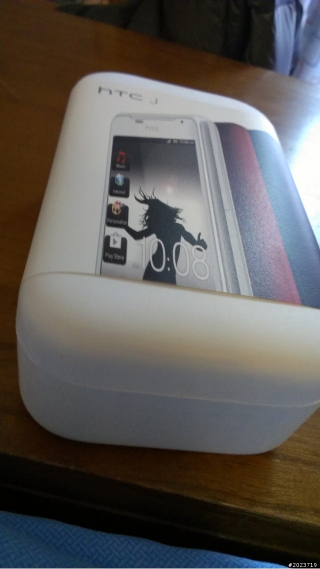 來了來了！！熱熱的HTC J 開箱文！！