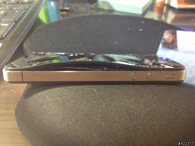 我的iPhone 4中了北斗神拳, 從內部爆開了.