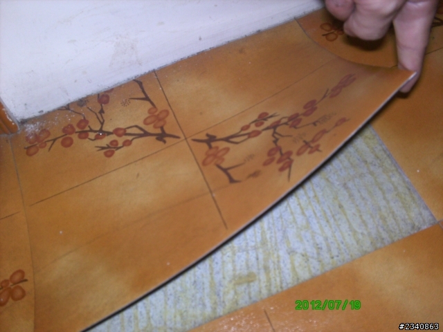 我想換塑膠地磚可是發現到舊有的塑膠地磚有些壞掉不知道如何處理