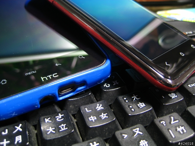 買到後就顧著玩...忘了來幫我的HTC 小J [開箱] 一下 @@~