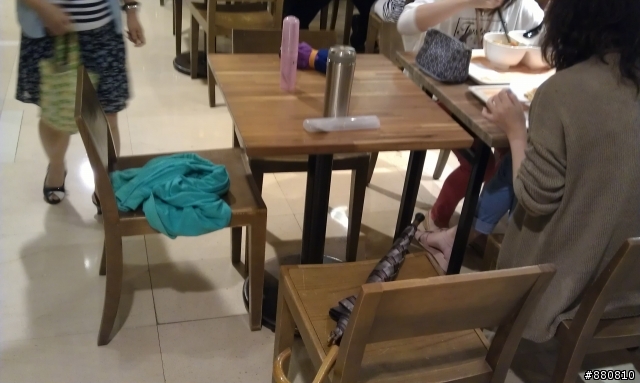 美食街先點餐，還是先佔桌位?