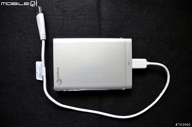 拆卸後的 Seagate Backup Plus 1TB 2.5 吋行動硬碟