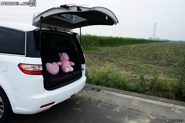 坐在Luxgen MPV車廂裏，感受悠閒氣息。