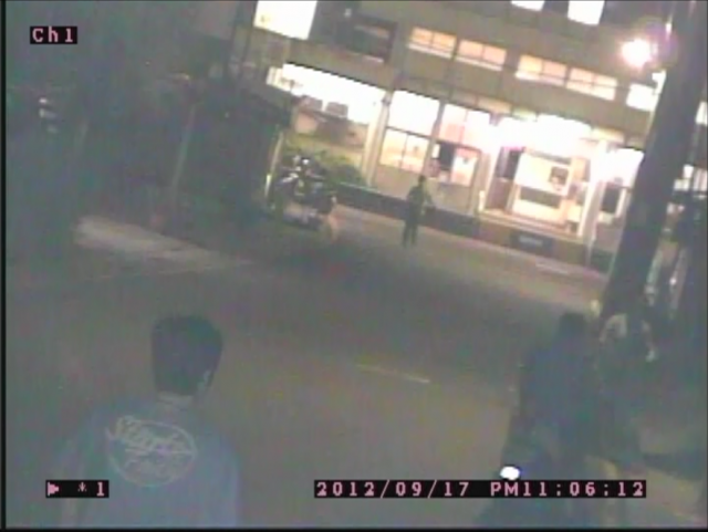 懇求大家協同協尋及找抱走狗狗的人~~~